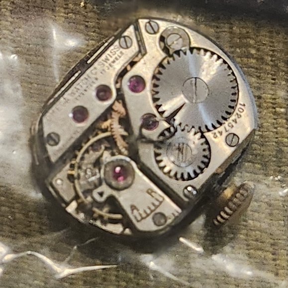 Vintage Omega Movements one works great the other one doesnt - Picture 6 of 12
